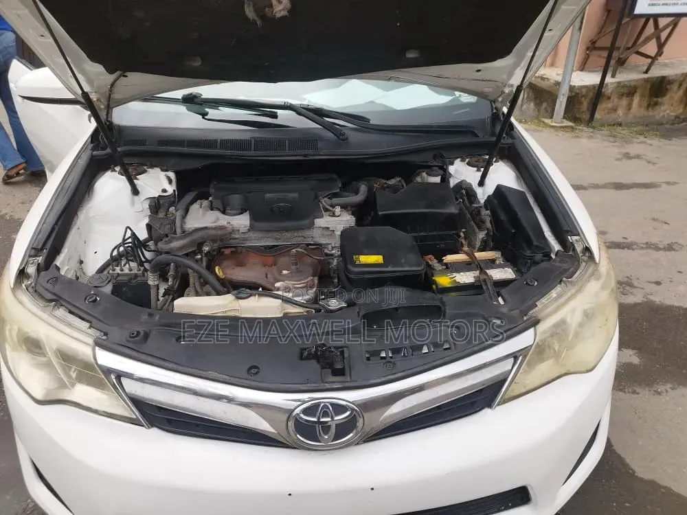 Toyota Camry LE 4dr Sedan w/Prod. End 11/13 (2.5L 4cyl 6A) 2014 White