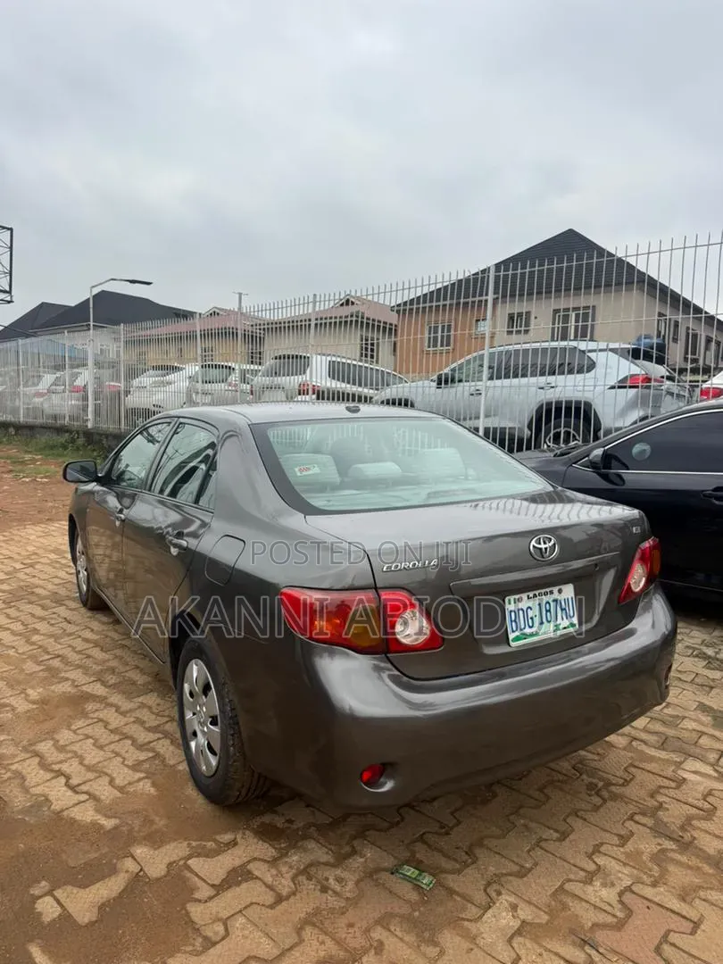 Toyota Corolla LE 4dr Sedan (1.8L 4cyl 4A) 2010 Gray