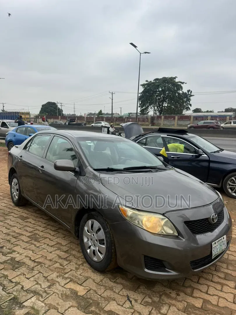 Toyota Corolla LE 4dr Sedan (1.8L 4cyl 4A) 2010 Gray