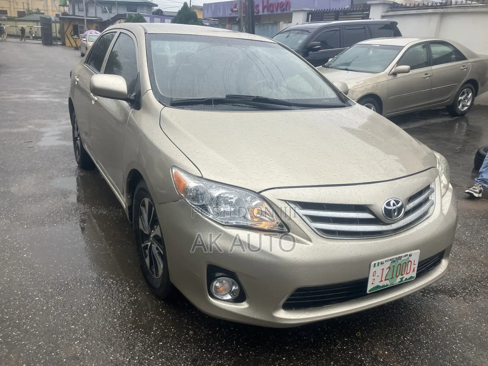 Toyota Corolla LE 4dr Sedan (1.8L 4cyl 4A) 2010 Gold