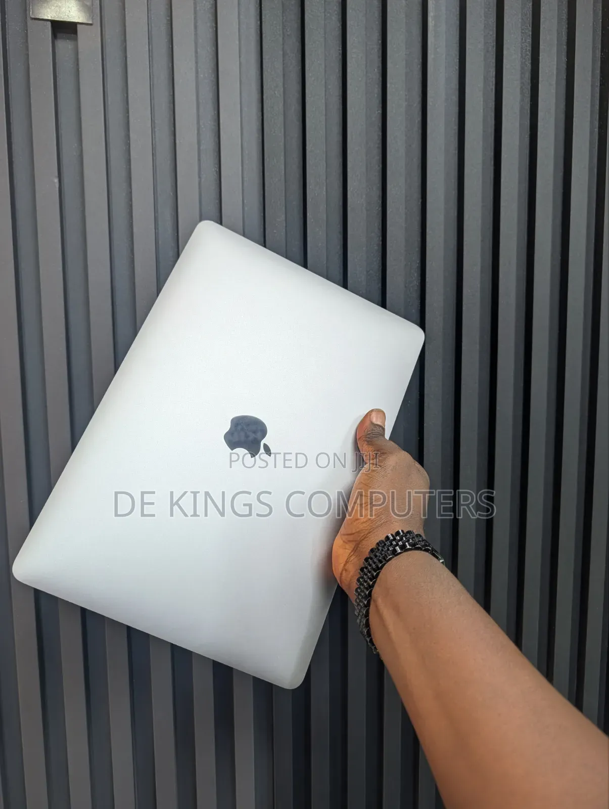 Laptop Apple MacBook Pro 2022 M2 8GB Apple M2 SSD 512GB