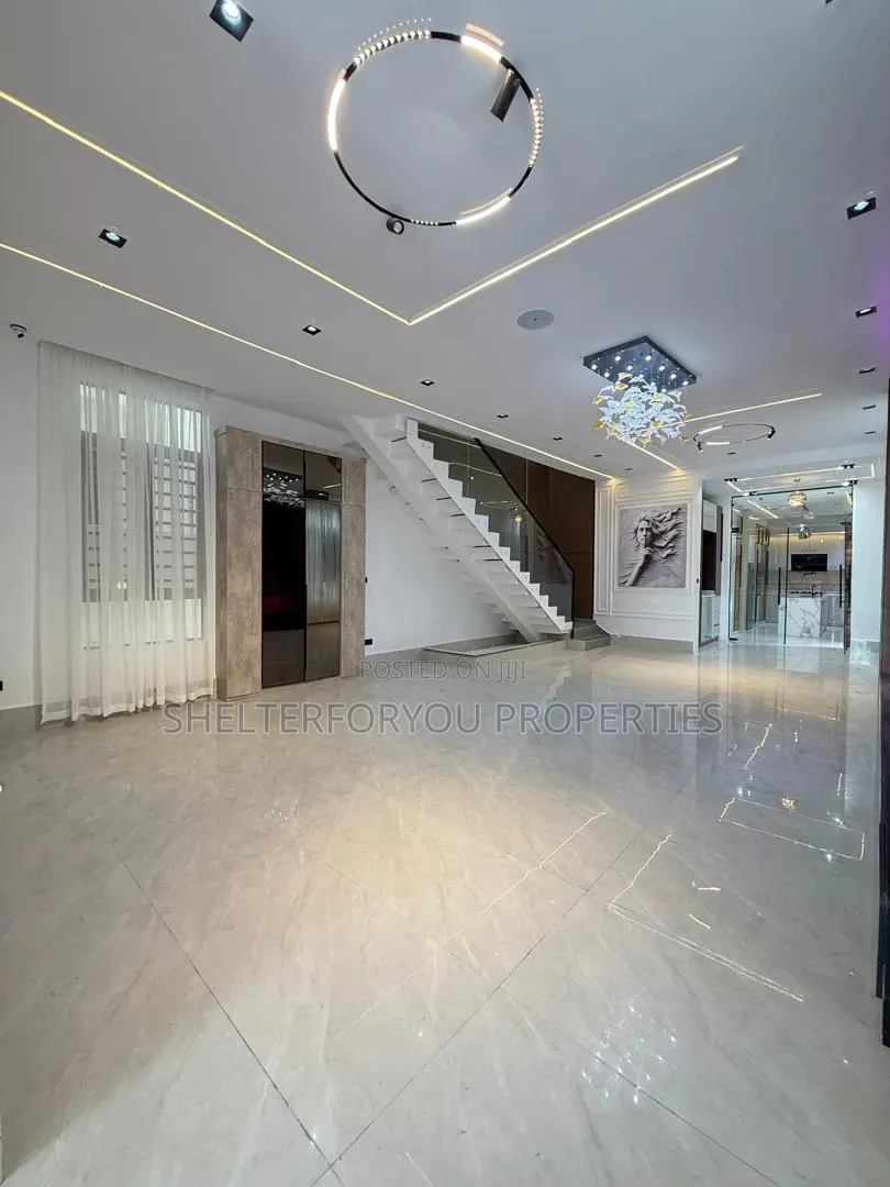 5bdrm Duplex in Chevron for sale
