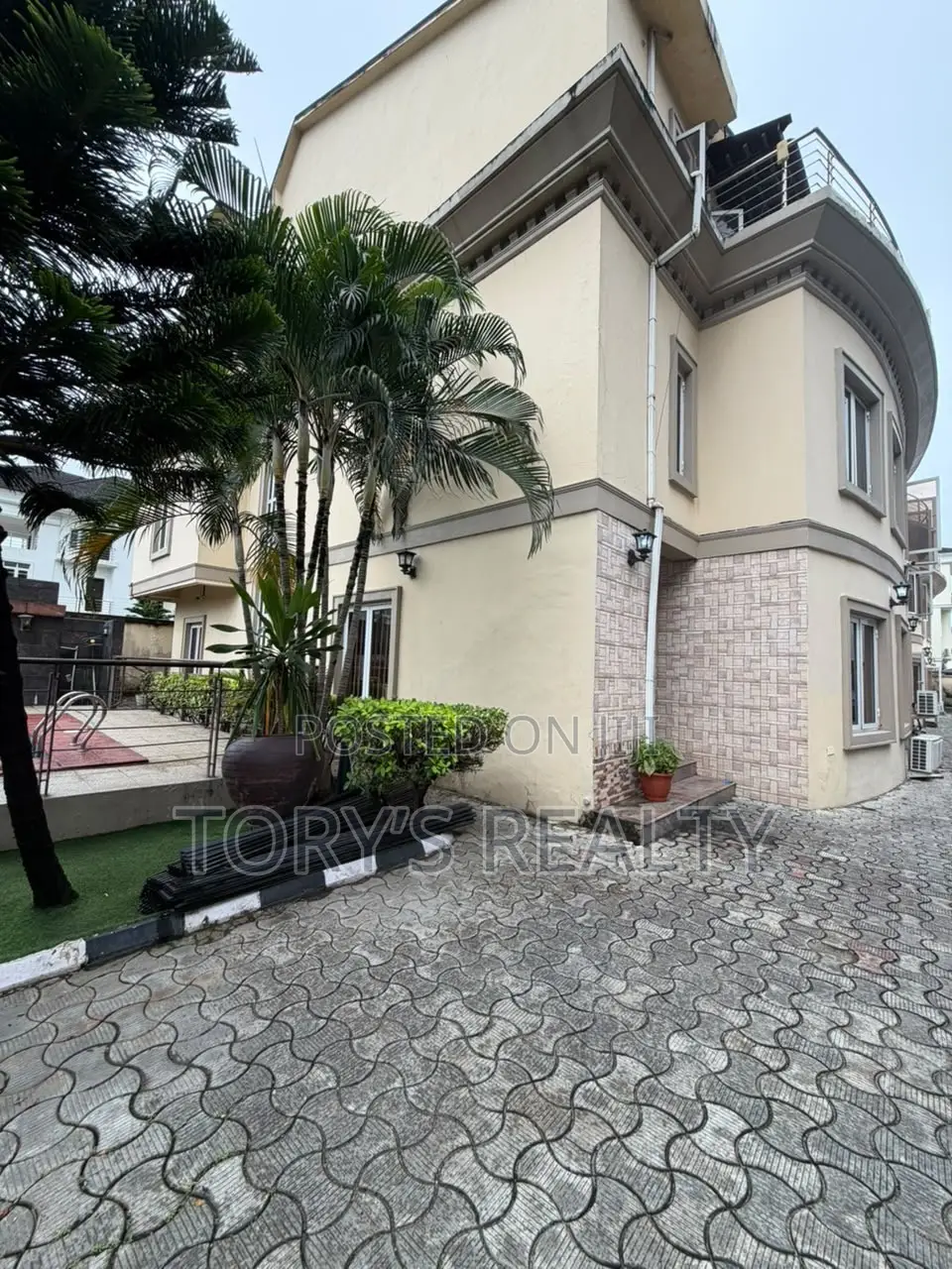 4bdrm Duplex in Banana Island for rent