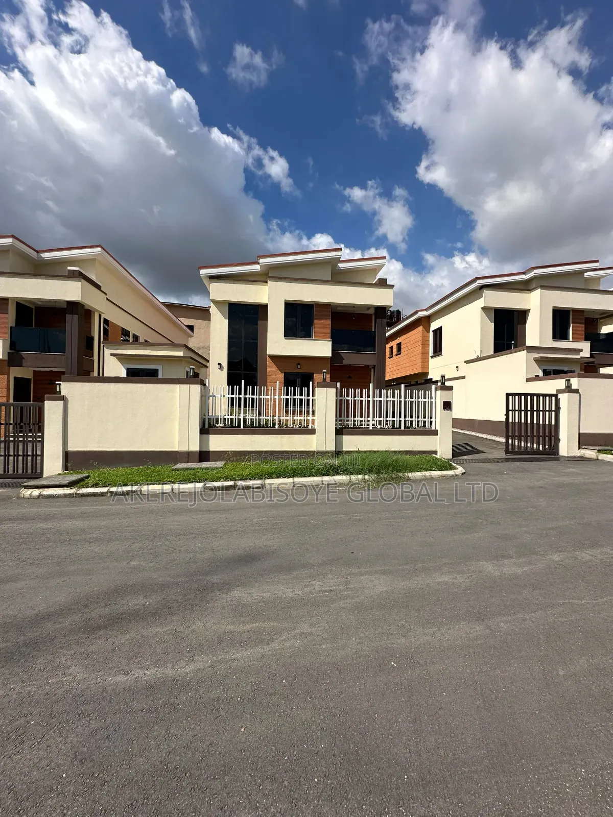 4bdrm Duplex in In An Estate for sale