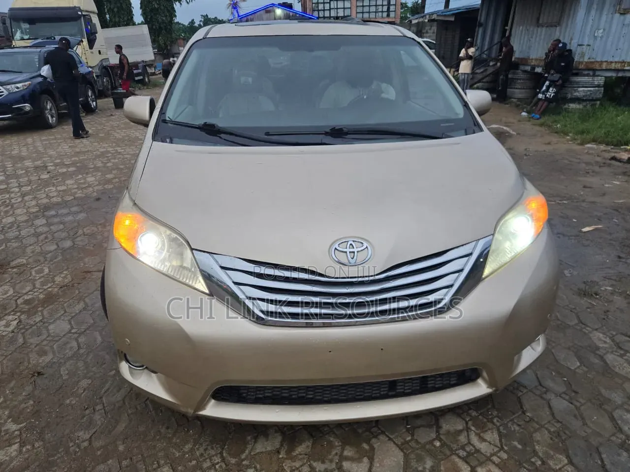 Toyota Sienna 2012 Gold