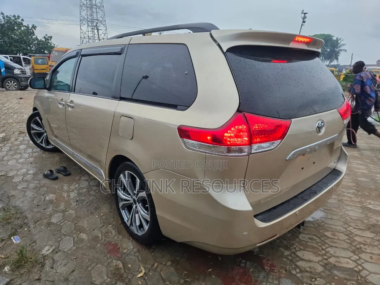 Toyota Sienna 2012 Gold