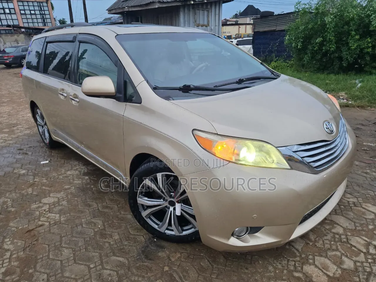 Toyota Sienna 2012 Gold