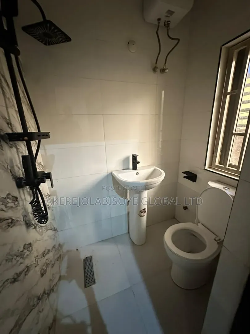 4bdrm Duplex in In An Estate for rent