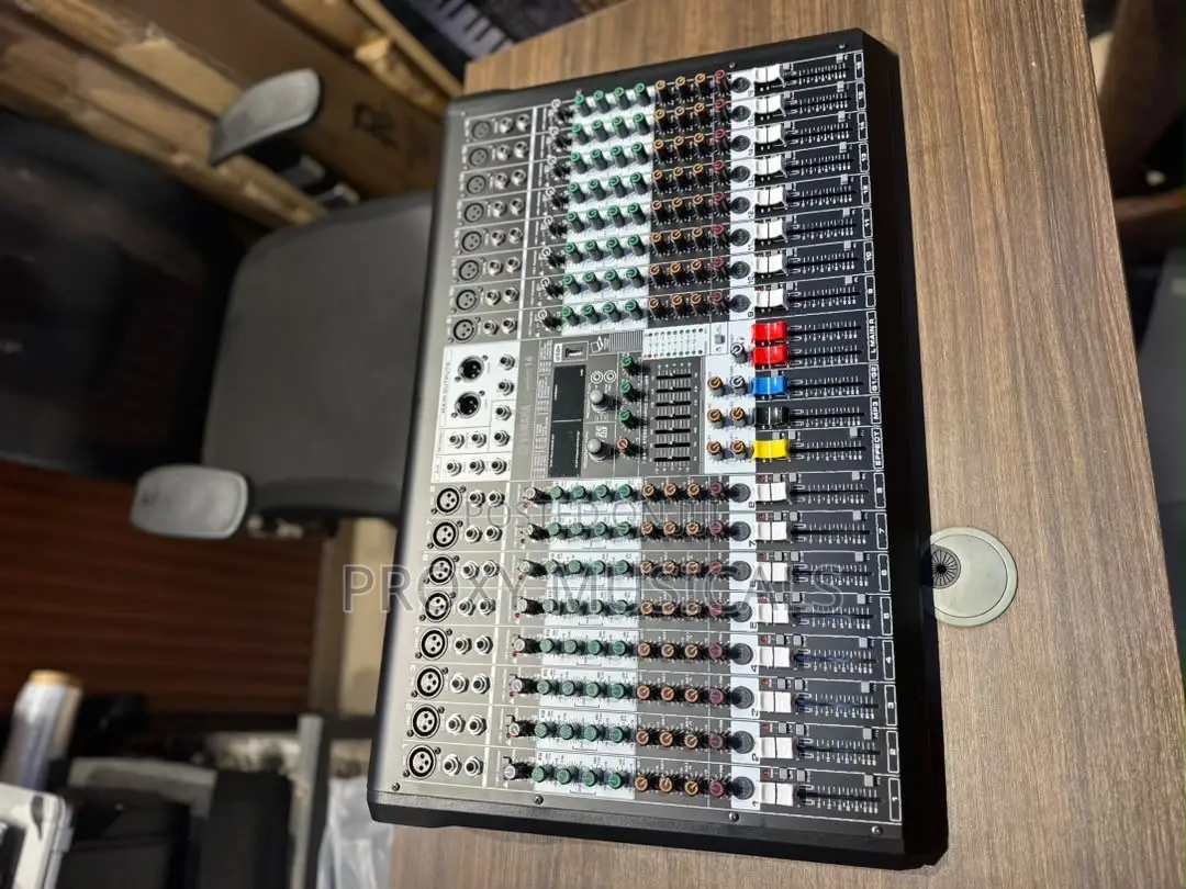 Professional Yamaha 16-Channel Mixing Console