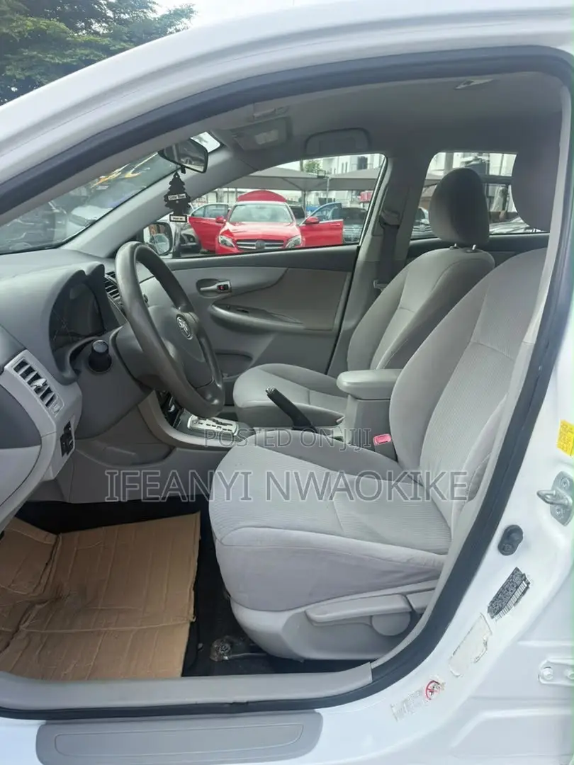 Toyota Corolla LE 4dr Sedan (1.8L 4cyl 4A) 2010 White