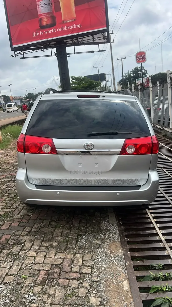 Toyota Sienna LE 2009 Gray