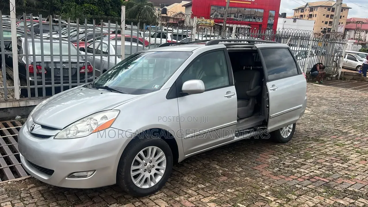 Toyota Sienna LE 2009 Gray