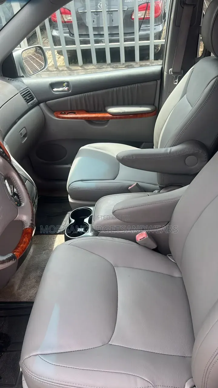 Toyota Sienna LE 2009 Gray