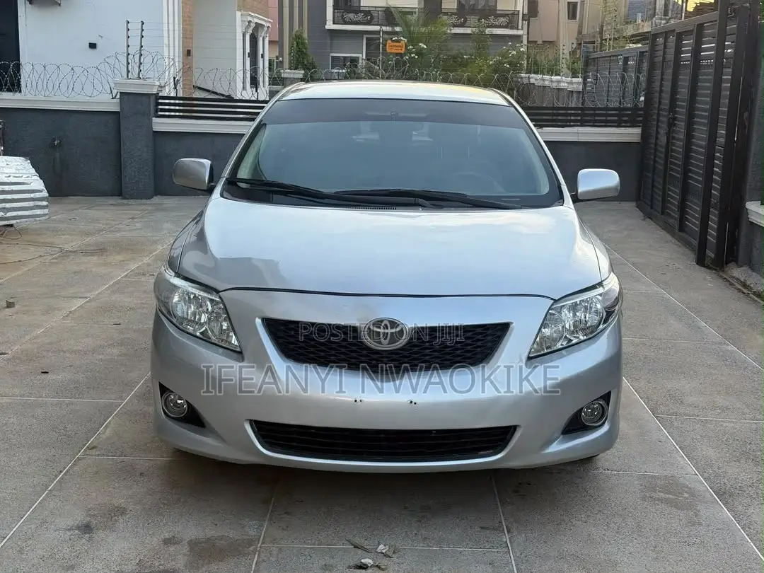 Toyota Corolla LE 4dr Sedan (1.8L 4cyl 4A) 2010 Silver