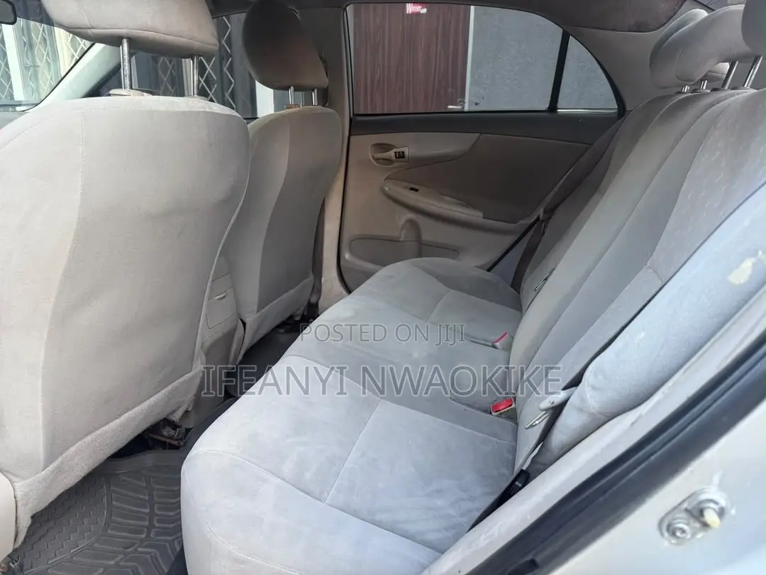 Toyota Corolla LE 4dr Sedan (1.8L 4cyl 4A) 2010 Silver