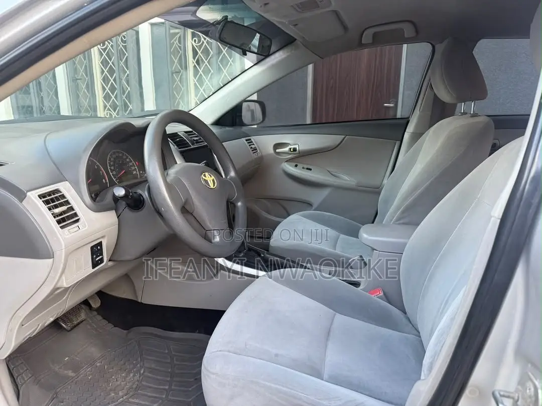 Toyota Corolla LE 4dr Sedan (1.8L 4cyl 4A) 2010 Silver