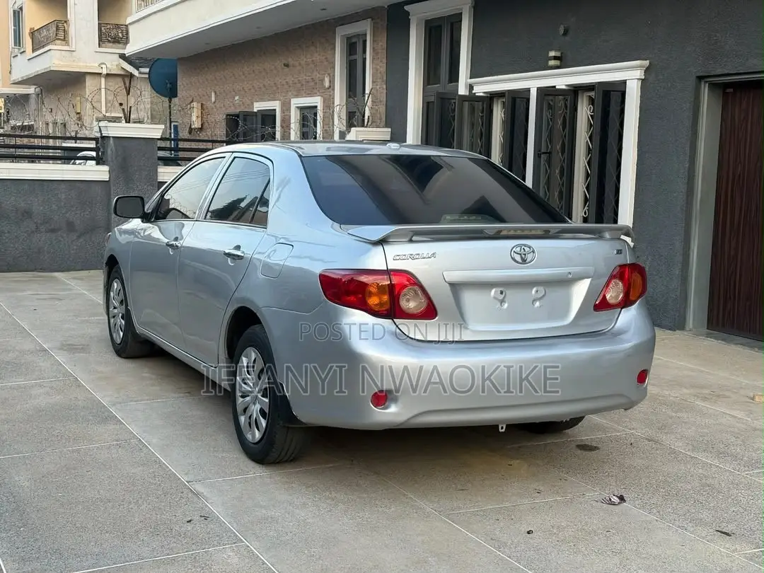 Toyota Corolla LE 4dr Sedan (1.8L 4cyl 4A) 2010 Silver