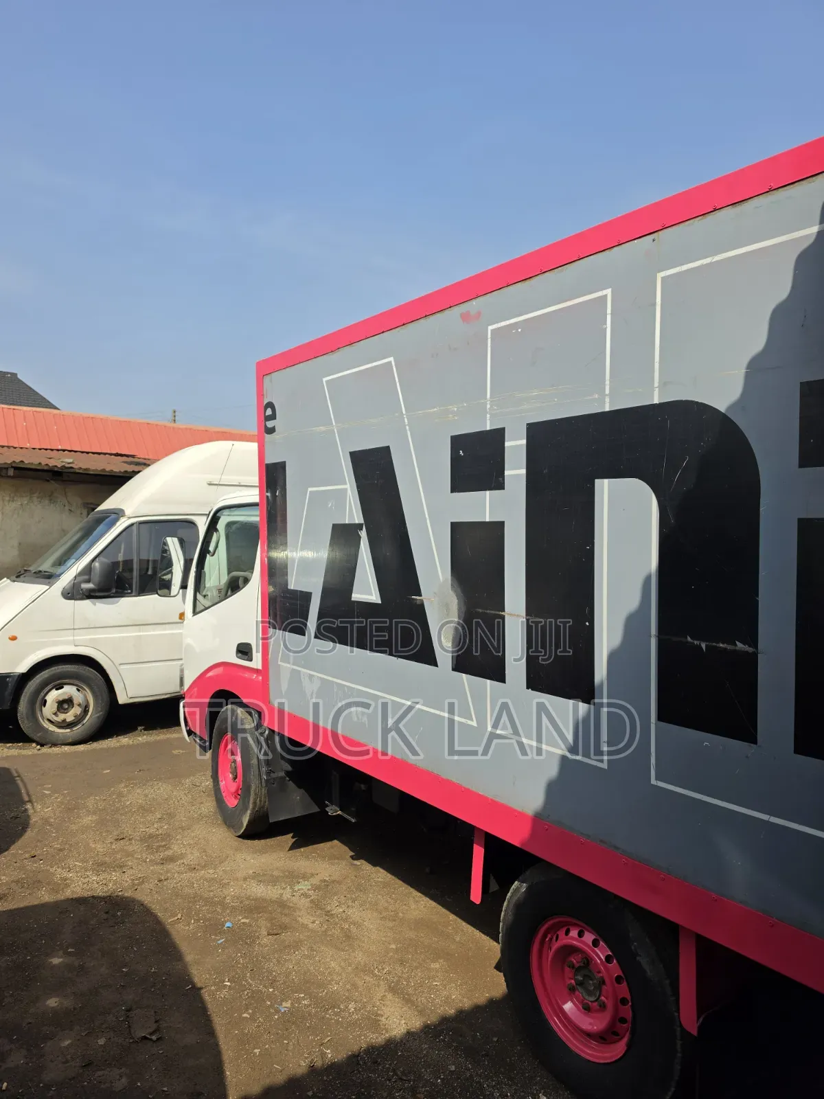 Toyota Dyna Truck ( Container Body ) 2RZ Engine