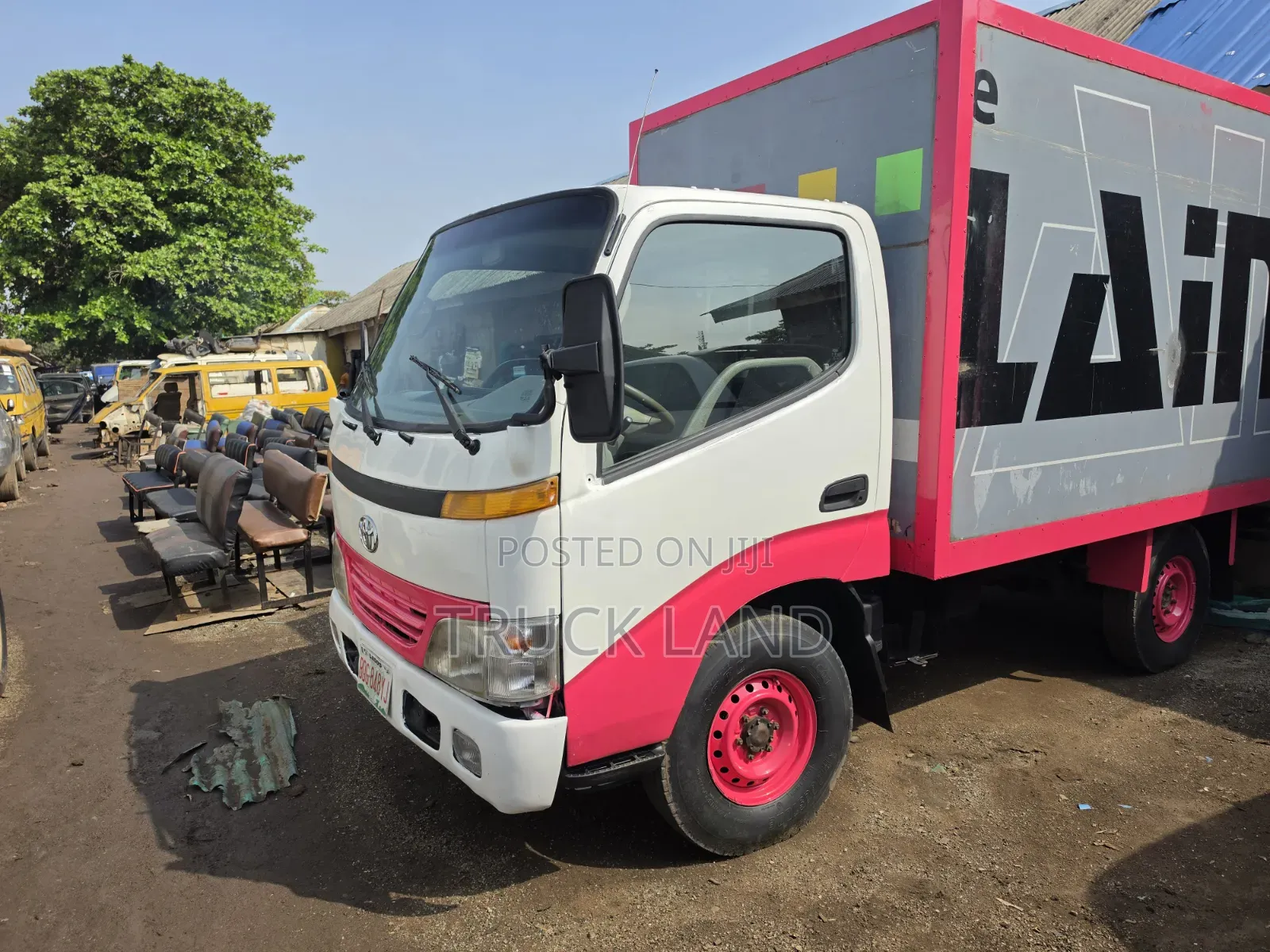 Toyota Dyna Truck ( Container Body ) 2RZ Engine