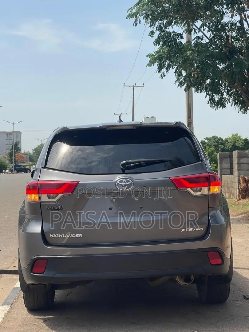 Toyota Highlander XLE 4x4 V6 (3.5L 6cyl 8A) 2017 Gray