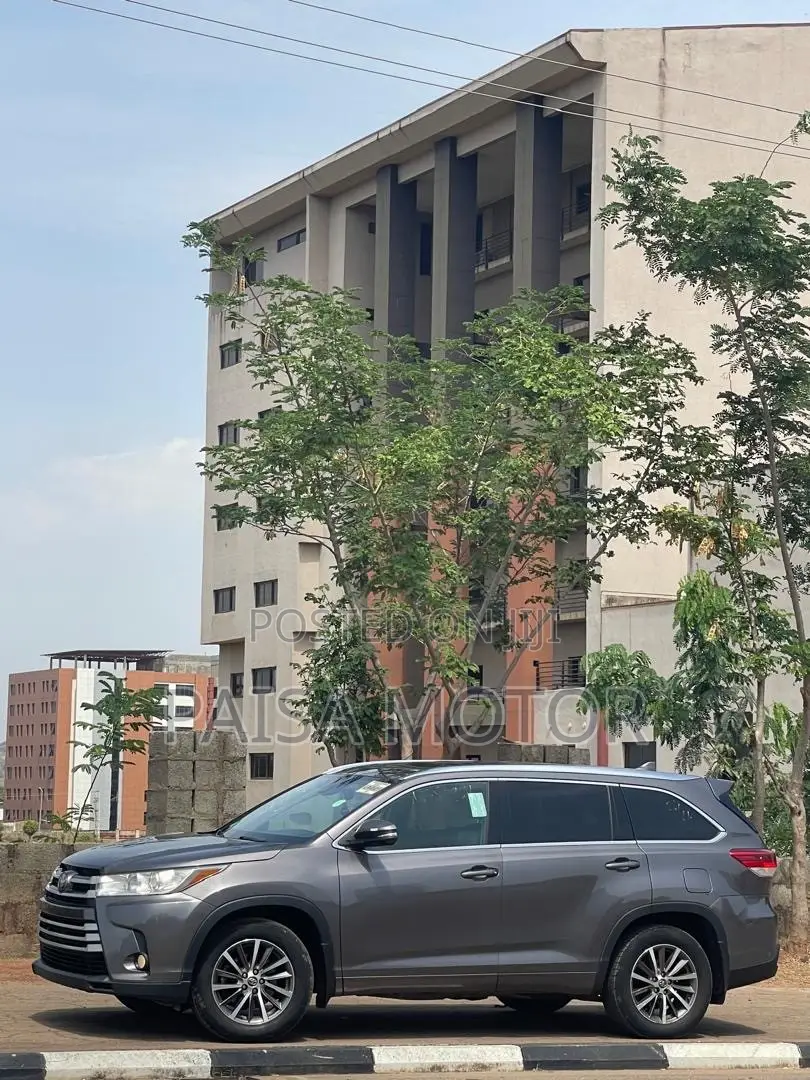 Toyota Highlander XLE 4x4 V6 (3.5L 6cyl 8A) 2017 Gray