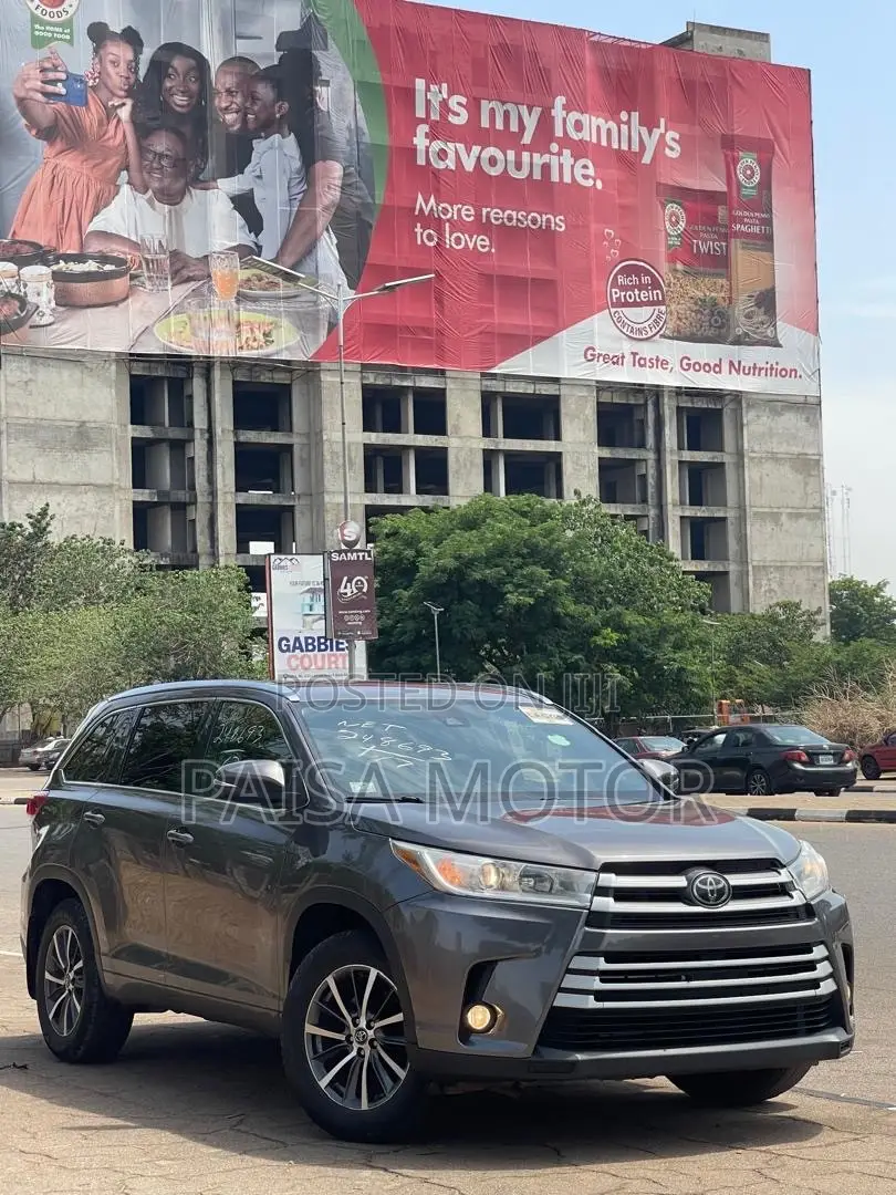 Toyota Highlander XLE 4x4 V6 (3.5L 6cyl 8A) 2017 Gray