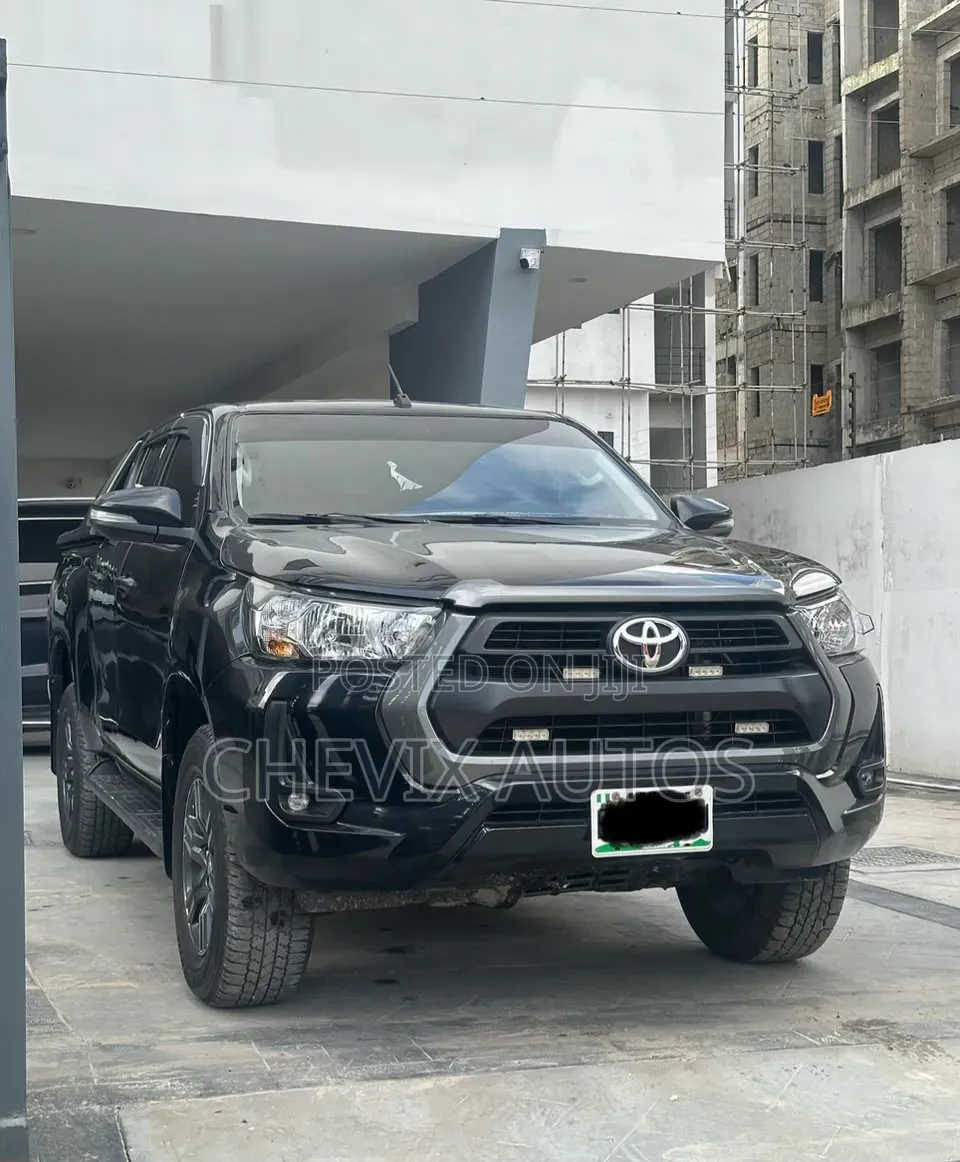 Toyota Hilux 2025 Black