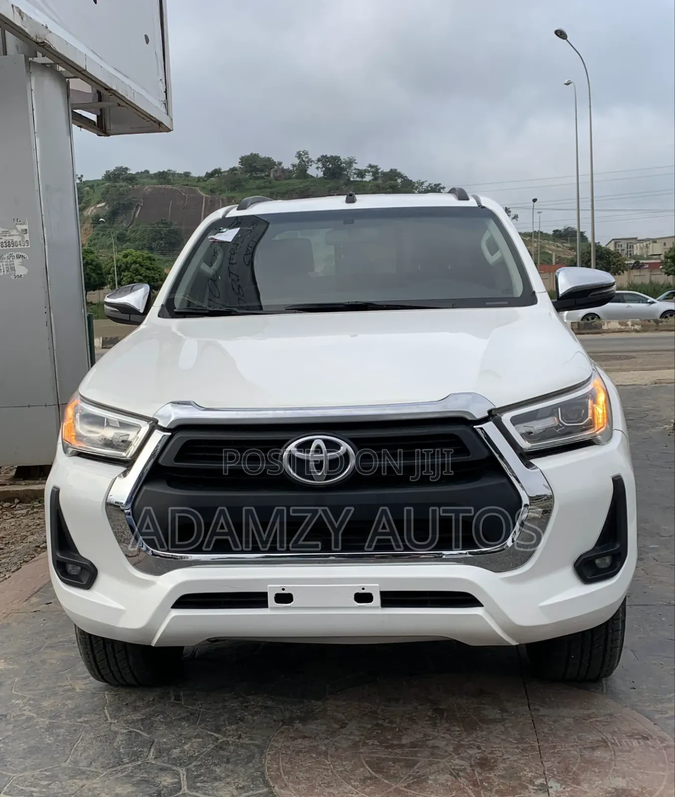 Toyota Hilux 2023 White