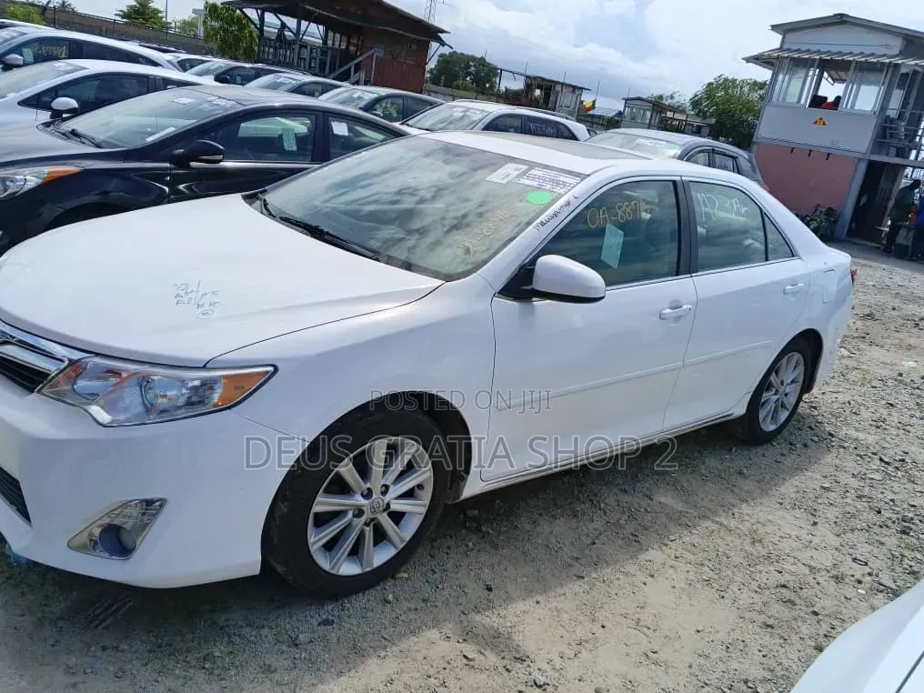 Toyota Camry XLE V6 4dr Sedan (3.5L 6cyl 6A) 2013 White