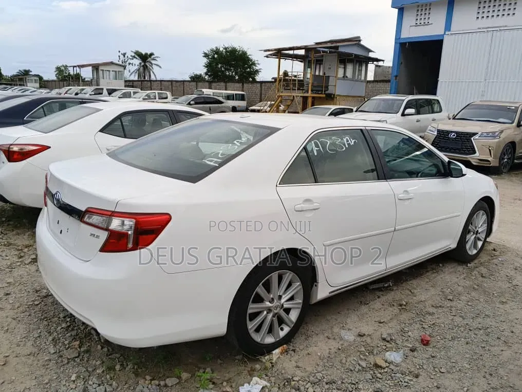 Toyota Camry XLE V6 4dr Sedan (3.5L 6cyl 6A) 2013 White