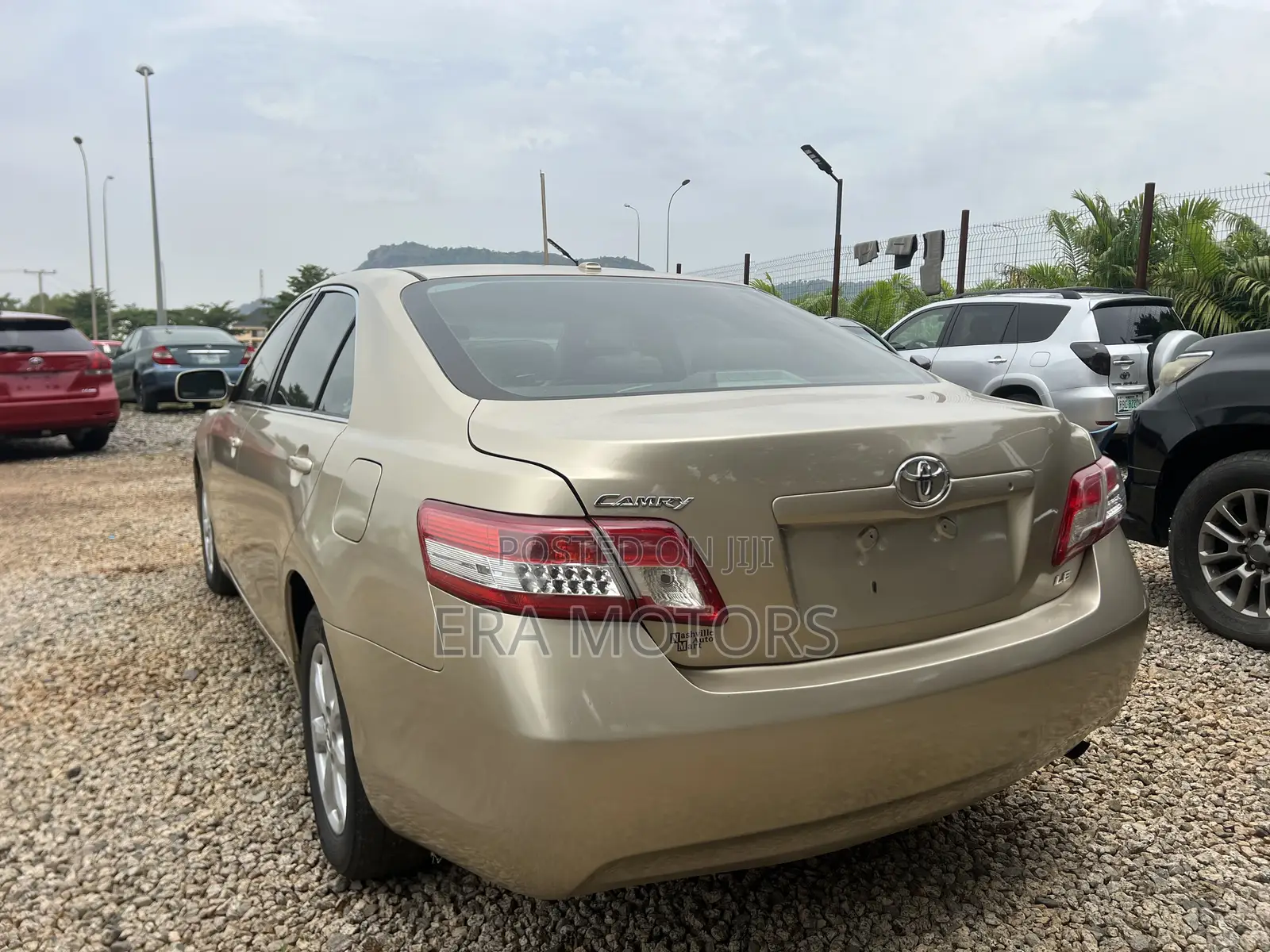 Toyota Camry LE 4dr Sedan (2.5L 4cyl 6A) 2011 Gold