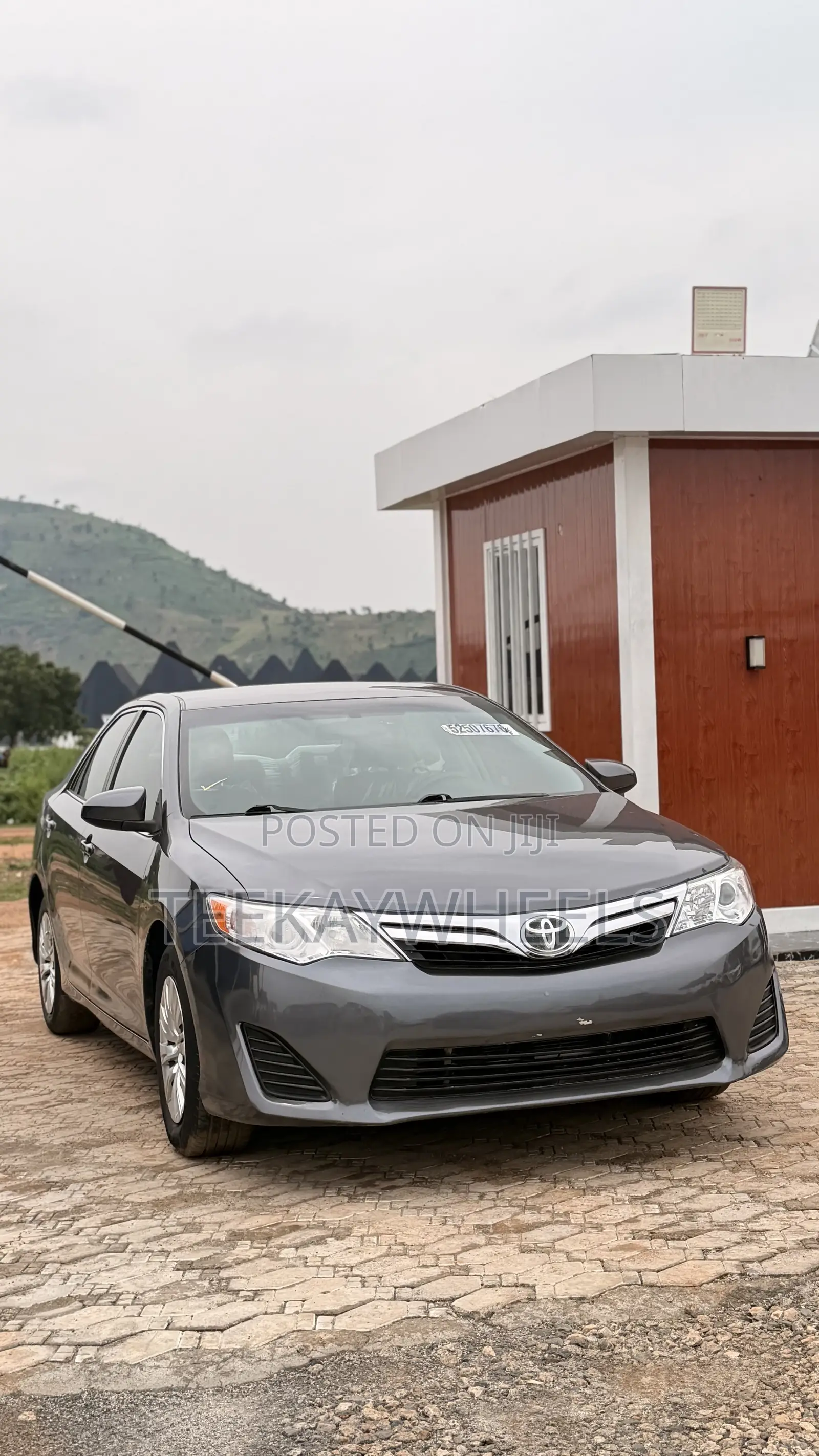 Toyota Camry LE 4dr Sedan (2.5L 4cyl 6A) 2014 Gray