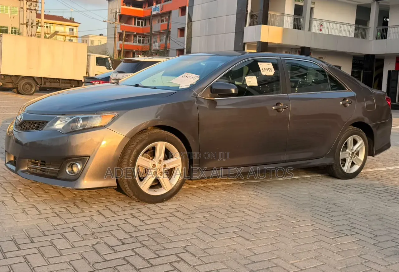 Toyota Camry SE 4dr Sedan (2.5L 4cyl 6A) 2014 Gray