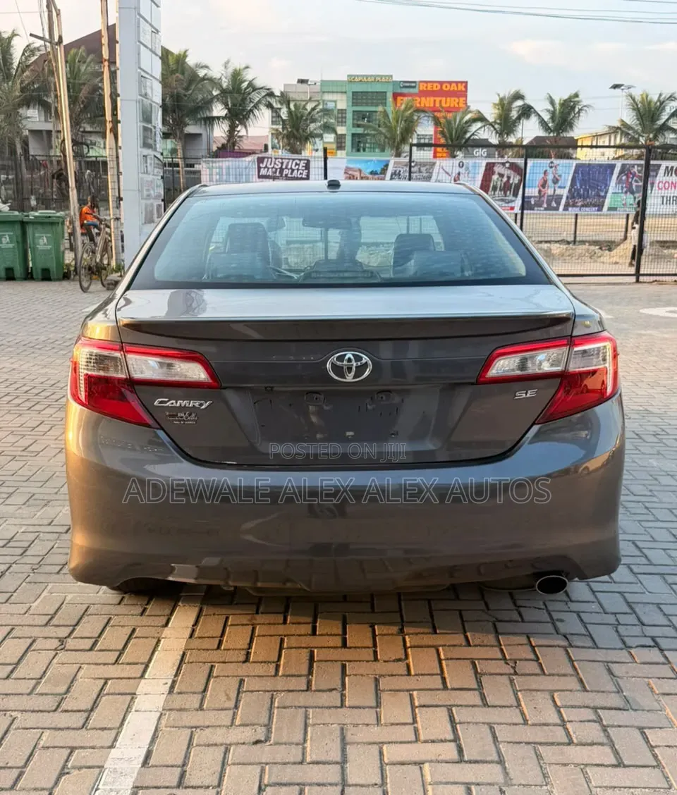 Toyota Camry SE 4dr Sedan (2.5L 4cyl 6A) 2014 Gray