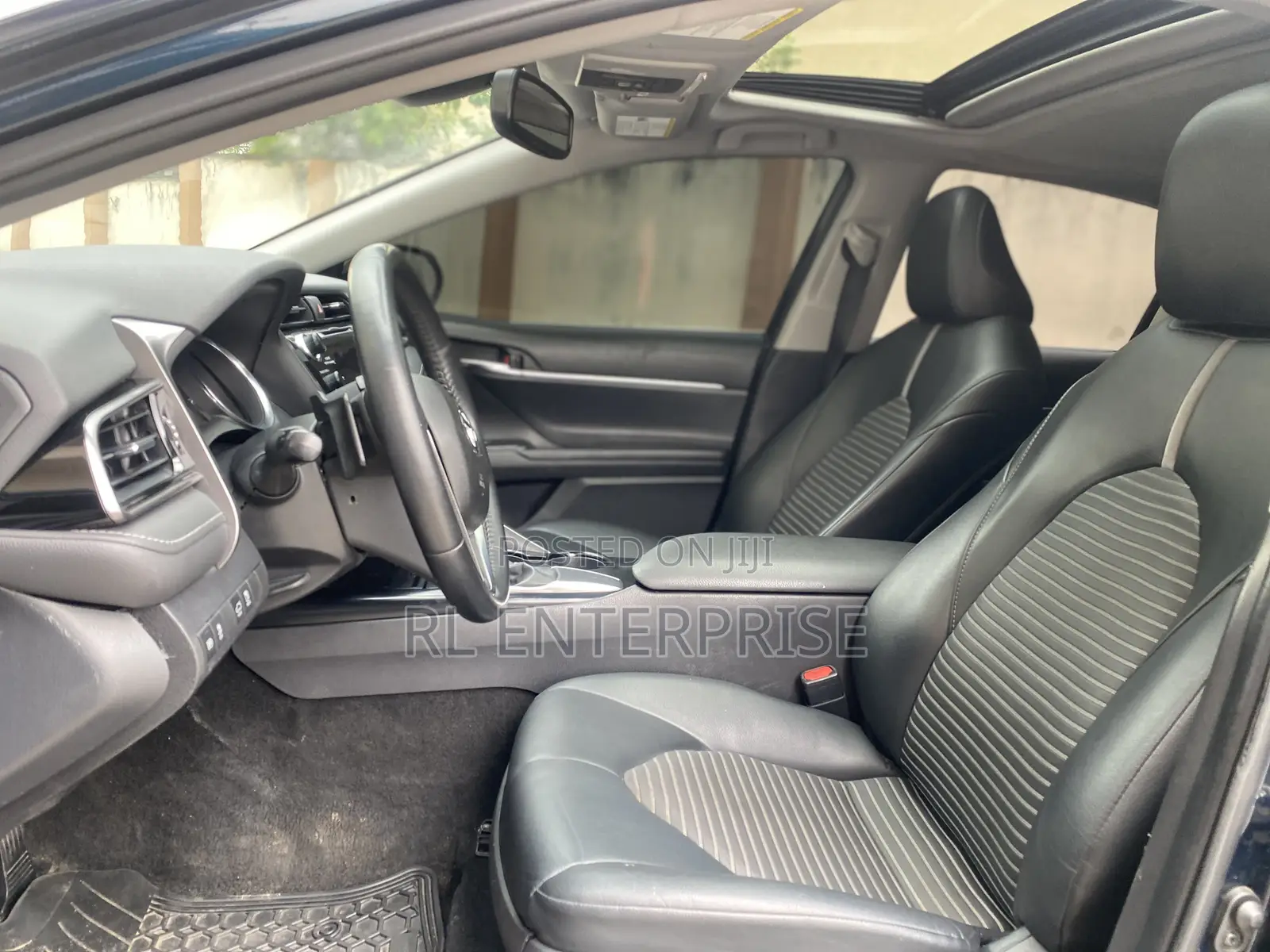 Toyota Camry SE 2021 Blue