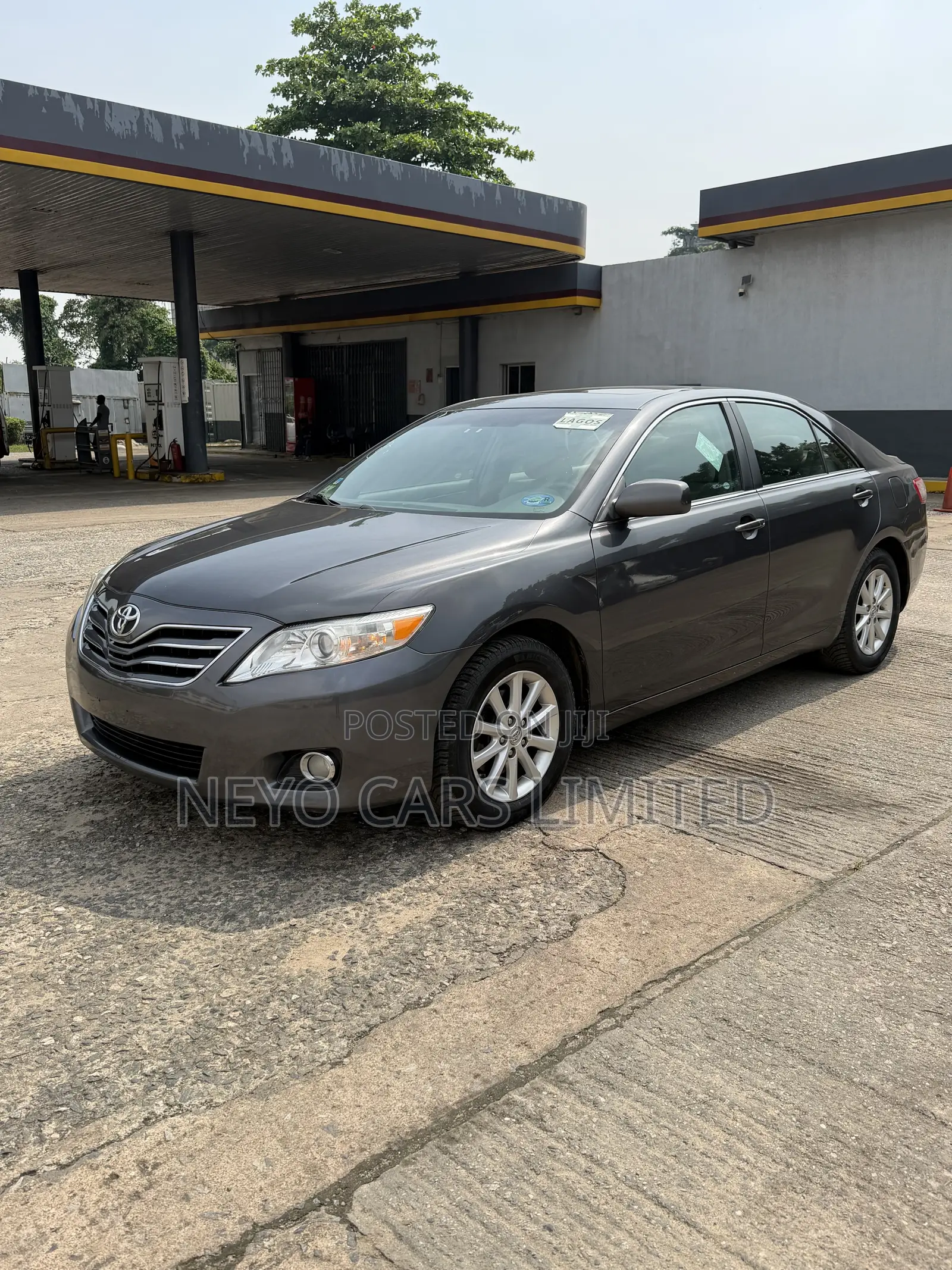 Toyota Camry XLE V6 4dr Sedan (3.5L 6cyl 6AM) 2010 Gray