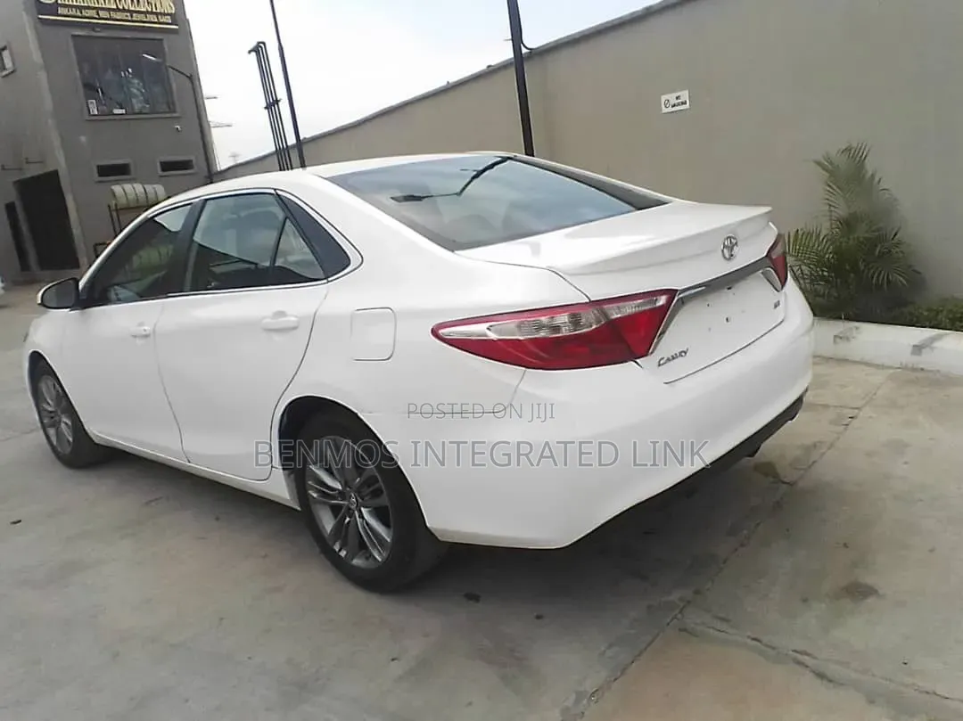Toyota Camry SE 4dr Sedan (2.5L 4cyl 6A) 2016 White