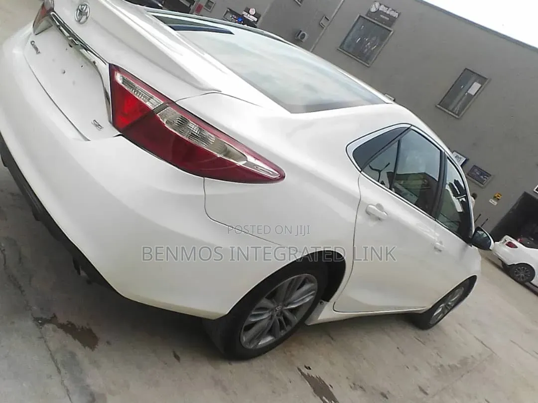 Toyota Camry SE 4dr Sedan (2.5L 4cyl 6A) 2016 White