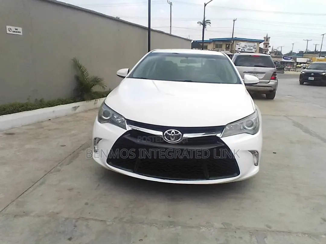 Toyota Camry SE 4dr Sedan (2.5L 4cyl 6A) 2016 White