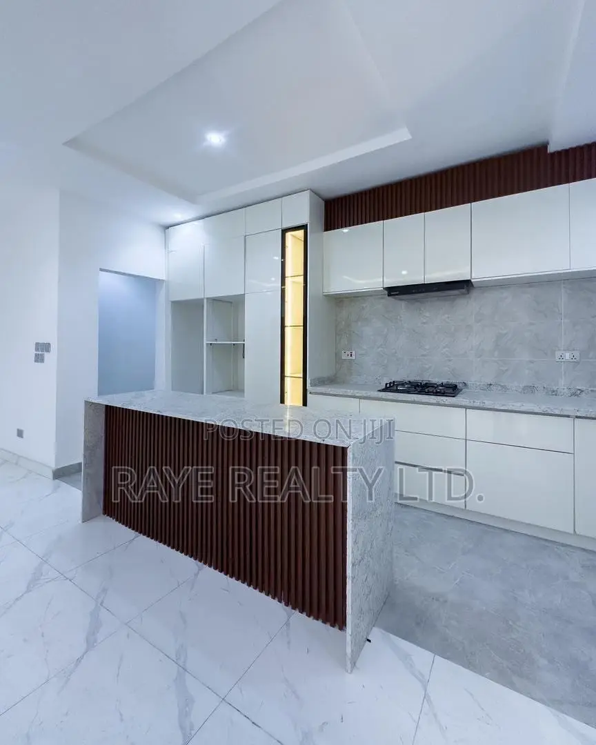 3bdrm Apartment in Lekki Phase 1 for sale