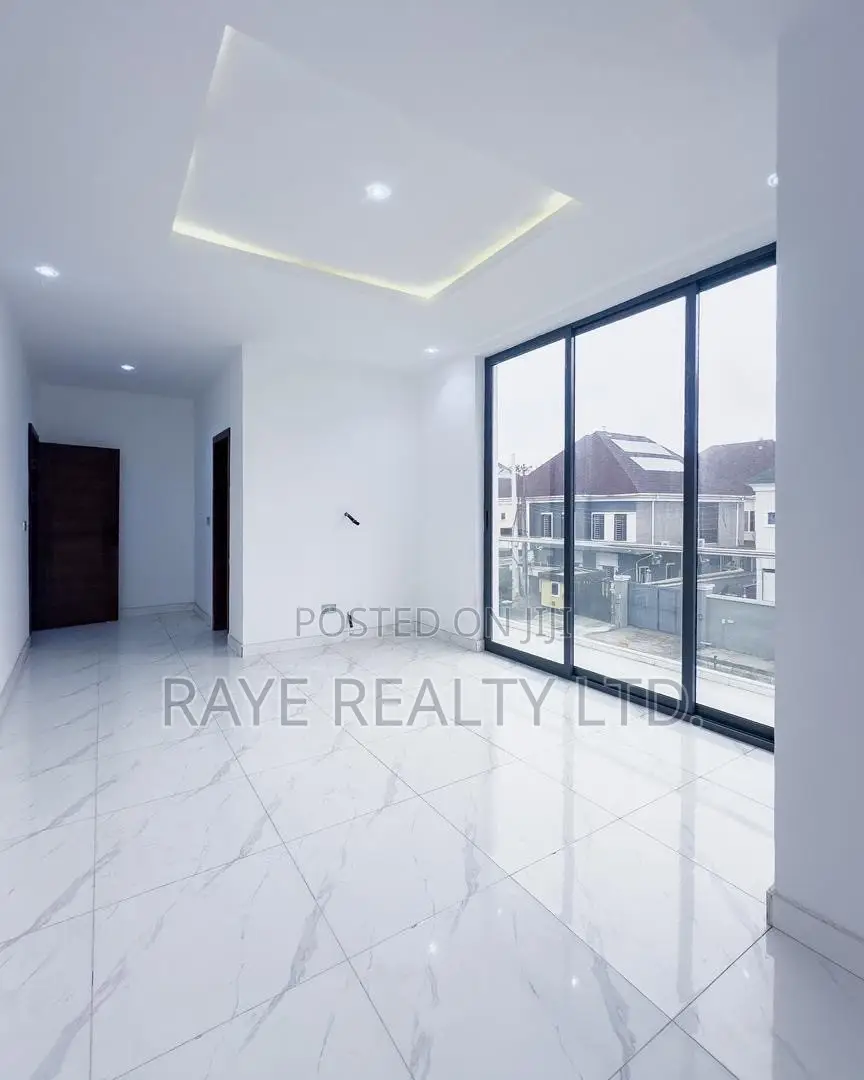 3bdrm Apartment in Lekki Phase 1 for sale