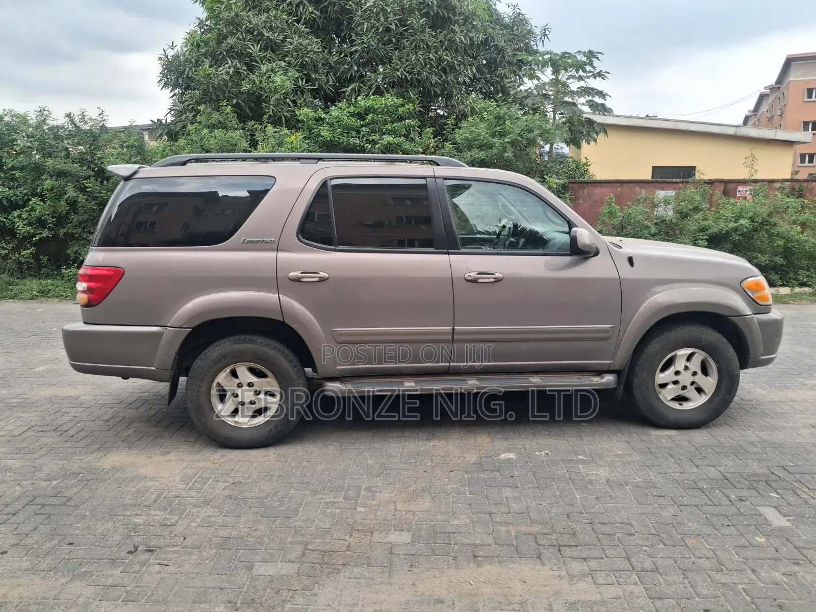Toyota Sequoia Limited 4dr SUV 4WD (4.7L 8cyl 4A) 2004 Gray
