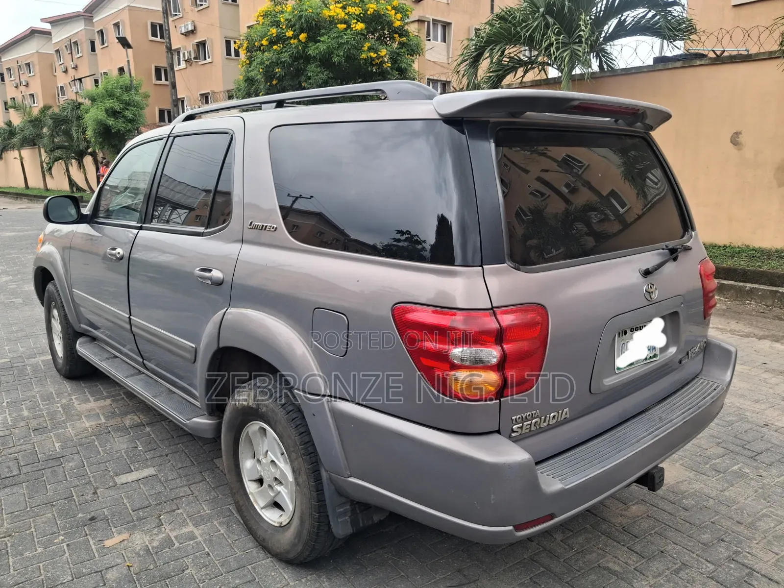 Toyota Sequoia Limited 4dr SUV 4WD (4.7L 8cyl 4A) 2004 Gray