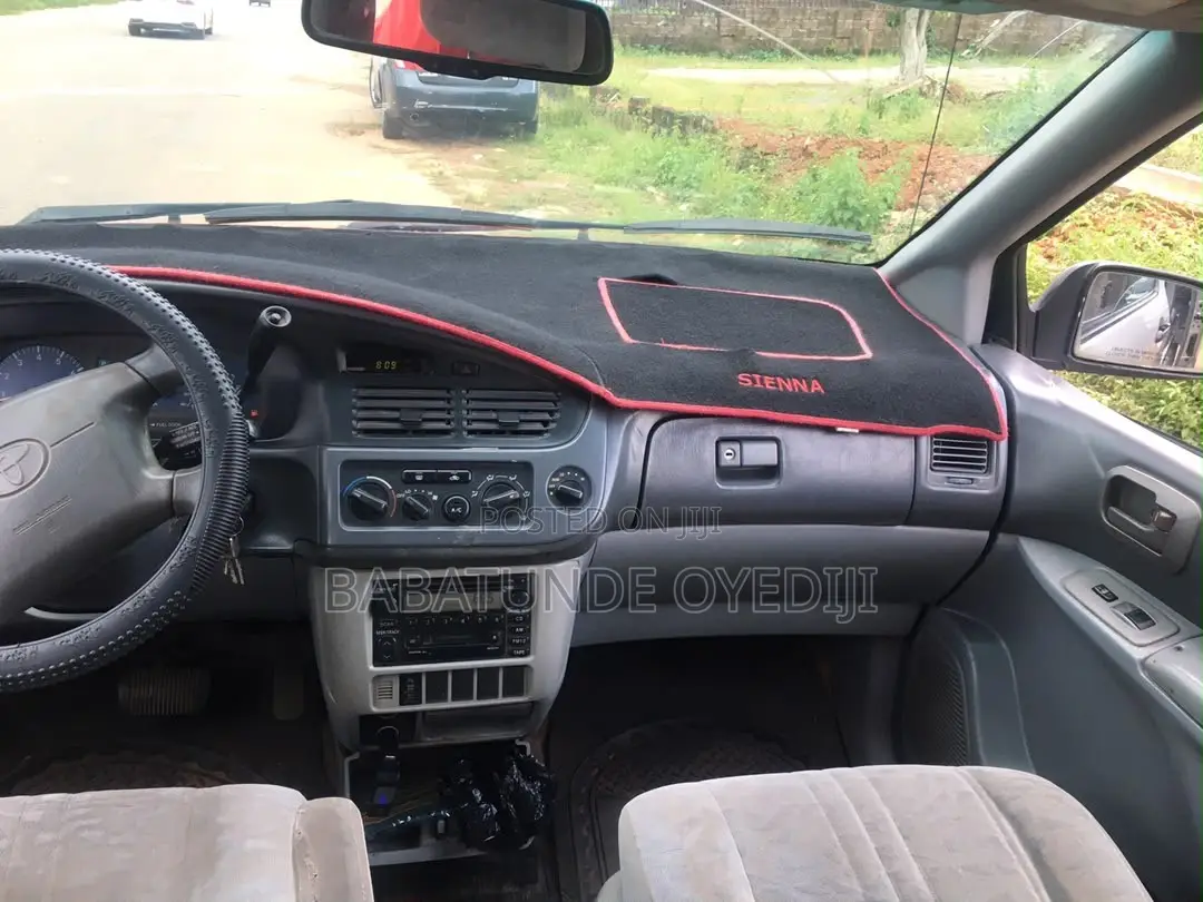 Toyota Sienna 2000 Silver