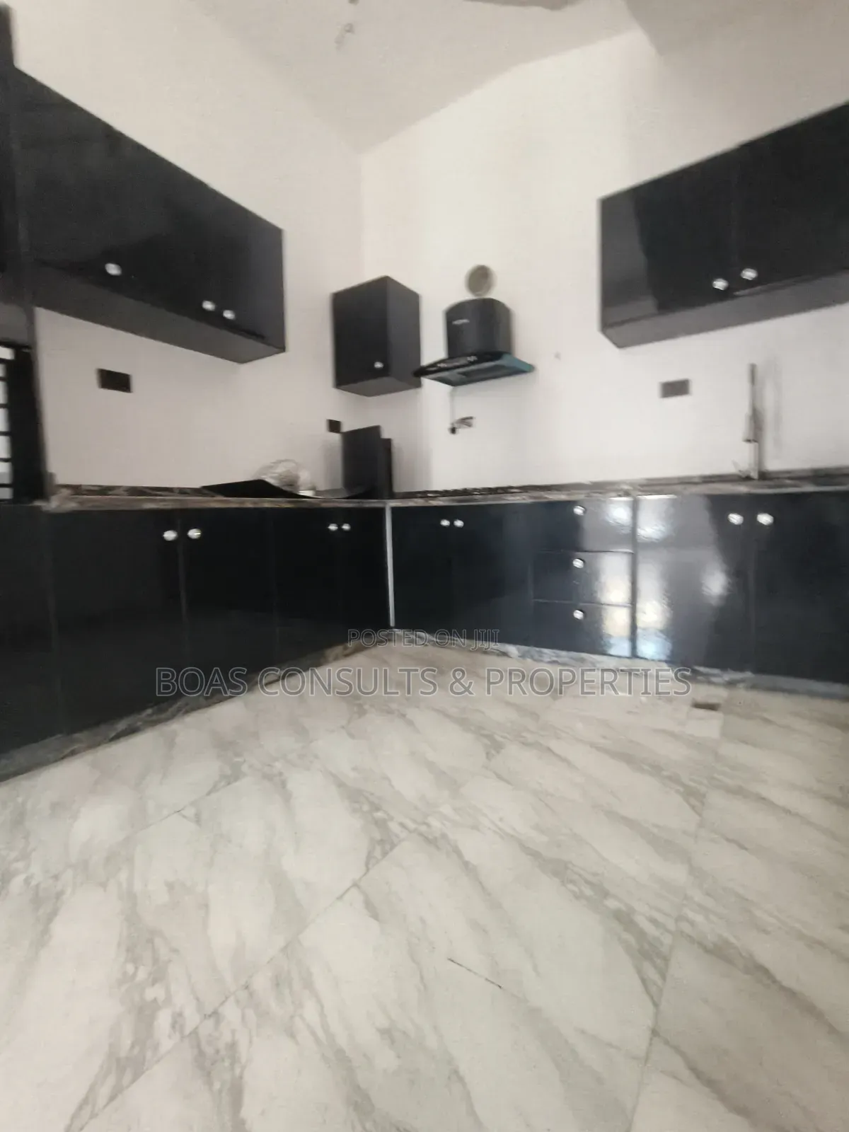 4bdrm Duplex in Chevron for rent