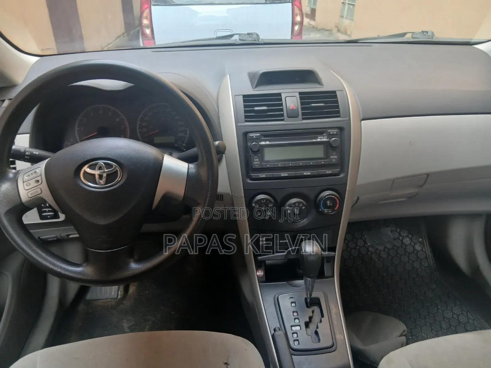 Toyota Corolla LE 4dr Sedan (1.8L 4cyl 4A) 2013 Gray