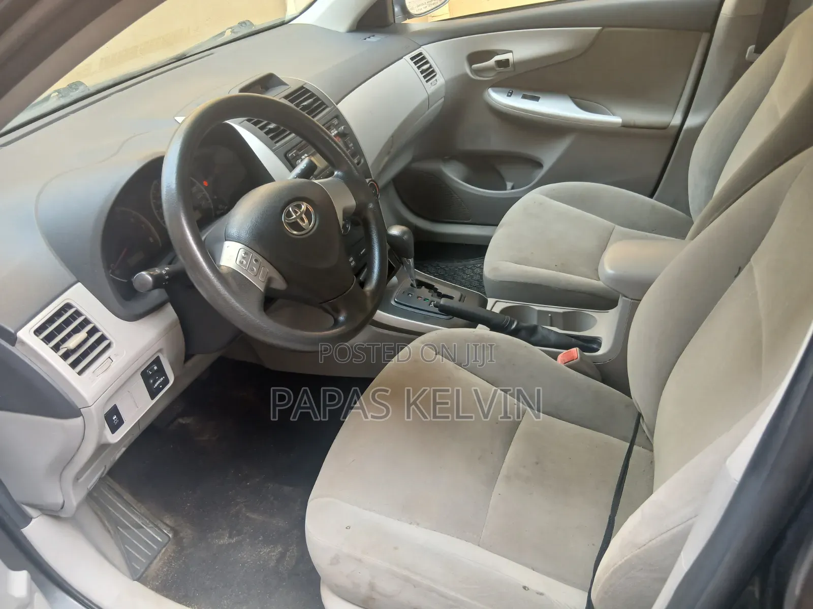 Toyota Corolla LE 4dr Sedan (1.8L 4cyl 4A) 2013 Gray