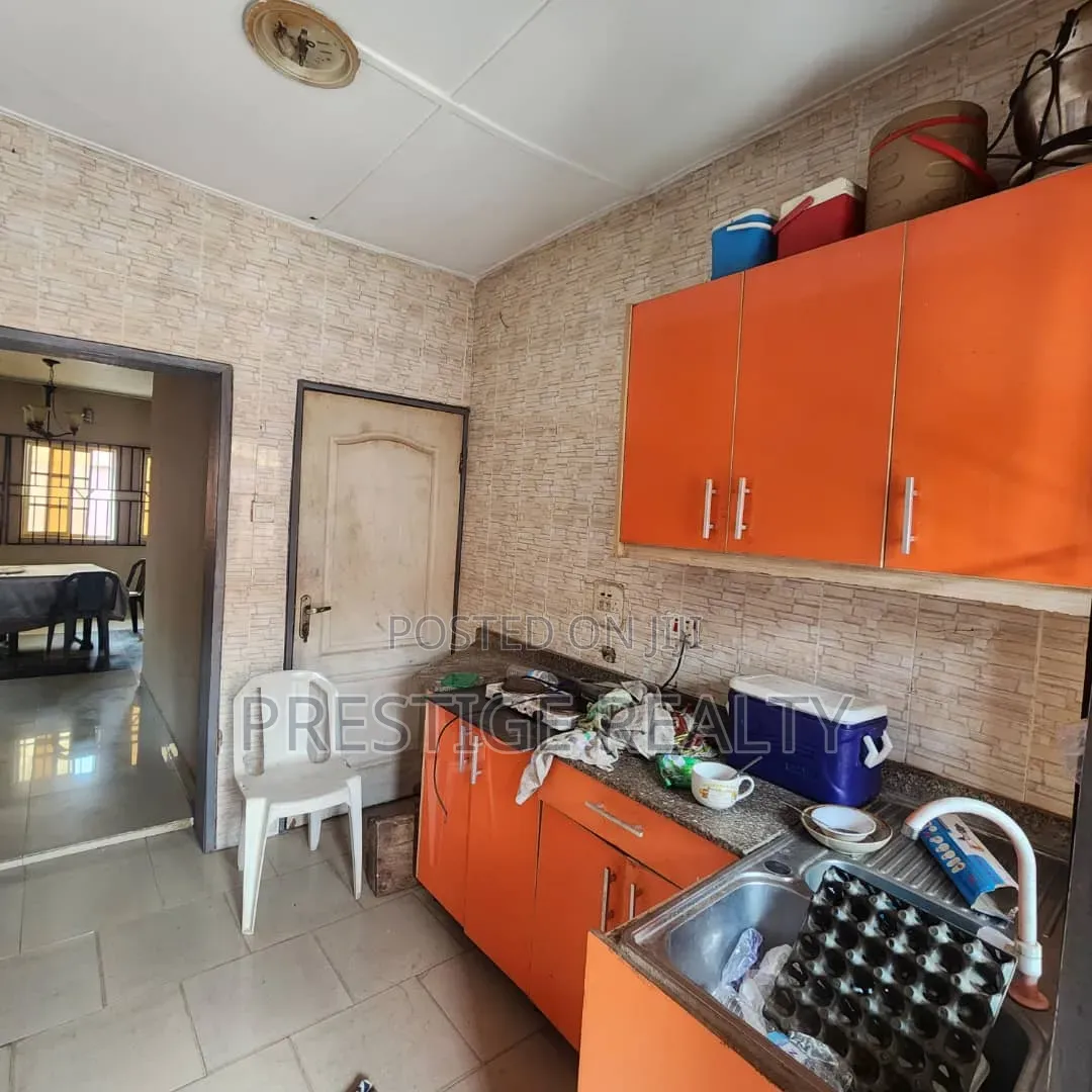 3bdrm Apartment in Oluyole Estate for sale