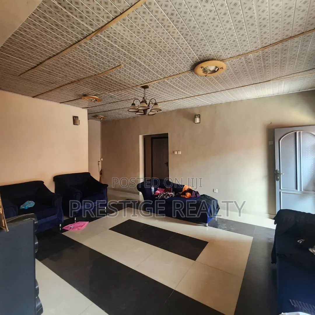 3bdrm Apartment in Oluyole Estate for sale