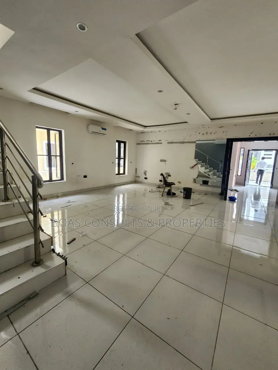5bdrm Duplex in Chevron for rent
